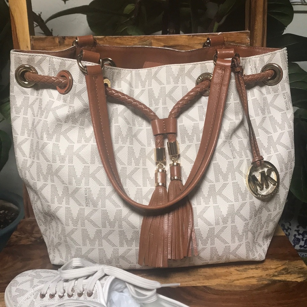 Michael Kors MK Signature Shoulder Bag